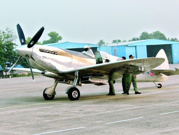 Landing of World War II aircraft on Sonegaon run way | दुसऱ्या जागतिक महायुद्धातील विमानाचे सोनेगावमध्ये लँडिंग Landing of World War II aircraft on Sonegaon run way | दुसऱ्या जागतिक महायुद्धातील विमानाचे सोनेगावमध्ये लँडिंग