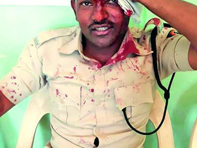 Chikhali: Home Guard heated by at school during the 12th test! | चिखली : १२ वीच्या परीक्षेदरम्यान शाळेवर कार्यरत होमगार्डला मारहाण! Chikhali: Home Guard heated by at school during the 12th test! | चिखली : १२ वीच्या परीक्षेदरम्यान शाळेवर कार्यरत होमगार्डला मारहाण!