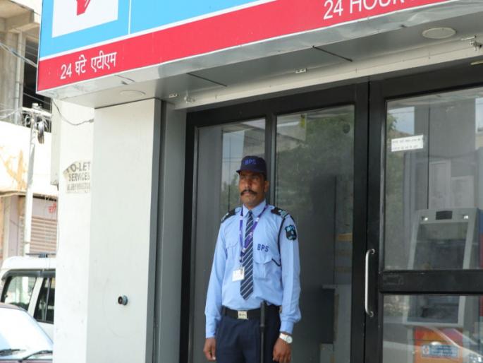 Extortion of contract security guards by companies themselves | साेळा-साेळा तास काम; पगाराची मात्र बाेंब! कंपन्यांकडूनच कंत्राटी सुरक्षारक्षकांची पिळवणूक Extortion of contract security guards by companies themselves | साेळा-साेळा तास काम; पगाराची मात्र बाेंब! कंपन्यांकडूनच कंत्राटी सुरक्षारक्षकांची पिळवणूक