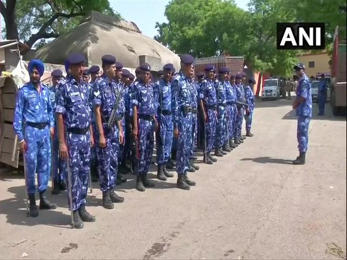 Aligarh Child Murder 2.5 year old twinkle murder case security tightened in tappal aligarh | Aligarh Child Murder : अलीगडमध्ये कायदा सुव्यवस्था राखण्यासाठी सुरक्षा दल तैनात Aligarh Child Murder 2.5 year old twinkle murder case security tightened in tappal aligarh | Aligarh Child Murder : अलीगडमध्ये कायदा सुव्यवस्था राखण्यासाठी सुरक्षा दल तैनात