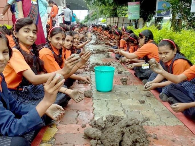 300 Students made 900 Seed Ball | ३०० विद्यार्थ्यांनी बनविले ९०० सीड बॉल 300 Students made 900 Seed Ball | ३०० विद्यार्थ्यांनी बनविले ९०० सीड बॉल