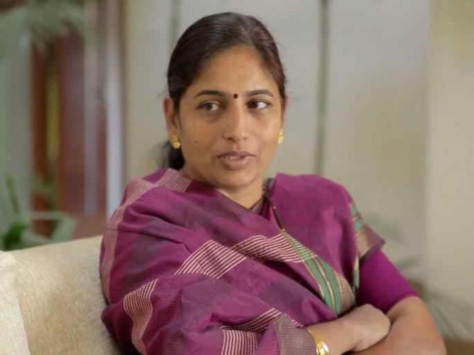 MLA Seema hire met with an accident in Kasara | आमदार सीमा हिरेंच्या गाडीला कसाऱ्यात अपघात; अंगरक्षकाकडून समोरील वाहनचालकास मारहाण MLA Seema hire met with an accident in Kasara | आमदार सीमा हिरेंच्या गाडीला कसाऱ्यात अपघात; अंगरक्षकाकडून समोरील वाहनचालकास मारहाण