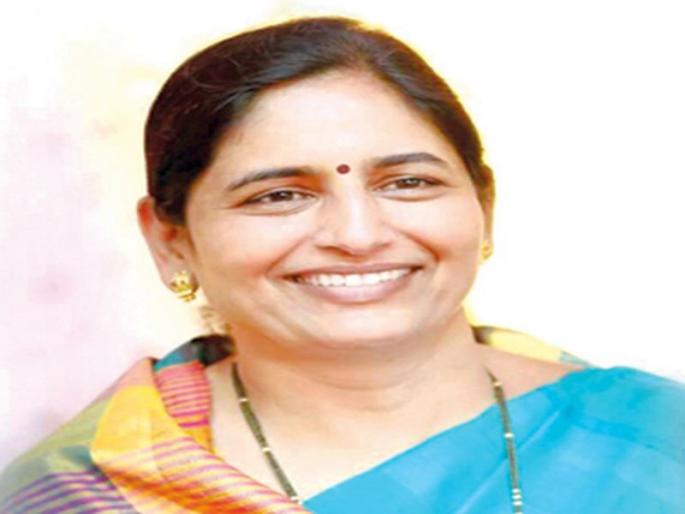 In Nashik, BJP MLA Seema Hiray and Kharajwaje in the city center | नाशिकमध्ये भाजपा आमदार सीमा हिरे आणि नगरसेवकात भर रस्त्यात खडांजगी In Nashik, BJP MLA Seema Hiray and Kharajwaje in the city center | नाशिकमध्ये भाजपा आमदार सीमा हिरे आणि नगरसेवकात भर रस्त्यात खडांजगी