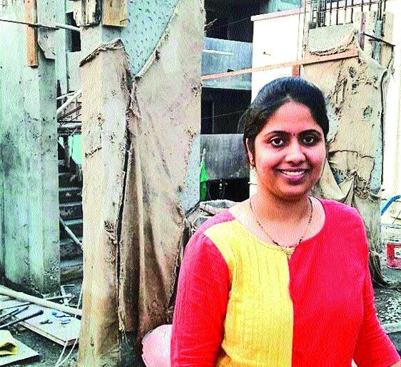 The home-made delicate arm is now built ... Builder Builder Builds a Delay Day | घर सजविणारे नाजूक हात आता बांधू लागले इमारत...आर्किटेक्चर सीमा दिवटे बनल्या बिल्डर The home-made delicate arm is now built ... Builder Builder Builds a Delay Day | घर सजविणारे नाजूक हात आता बांधू लागले इमारत...आर्किटेक्चर सीमा दिवटे बनल्या बिल्डर