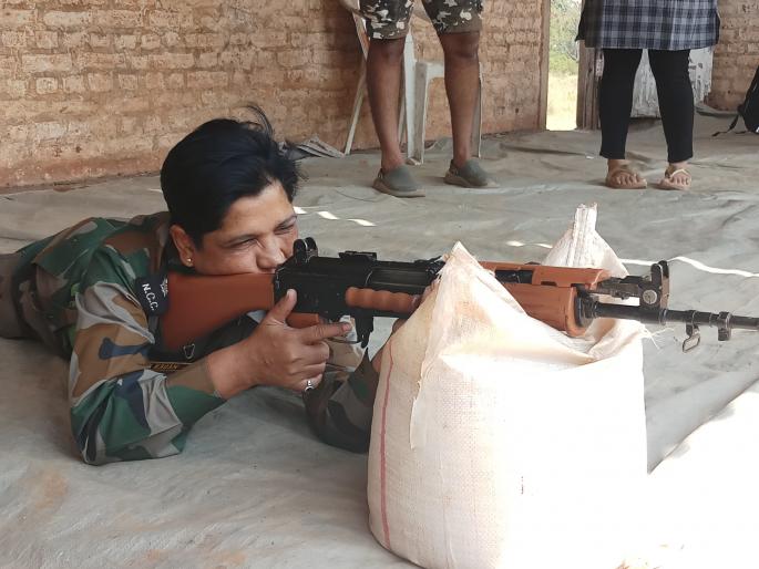 Women's Day Special crackers become afraid of the captain step! | Women's Day Special : फटाके वाजवायलाही घाबरणाऱ्या सीमा बनल्या लेफ्टनंट कॅप्टन! Women's Day Special crackers become afraid of the captain step! | Women's Day Special : फटाके वाजवायलाही घाबरणाऱ्या सीमा बनल्या लेफ्टनंट कॅप्टन!