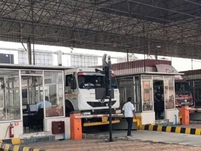 Farmers block Kagal border check point, These vehicles were left without receipt | Kolhapur: कागलचा सीमा तपासणी नाका शेतकऱ्यांनी पाडला बंद, पावती केल्याविना वाहने सोडली Farmers block Kagal border check point, These vehicles were left without receipt | Kolhapur: कागलचा सीमा तपासणी नाका शेतकऱ्यांनी पाडला बंद, पावती केल्याविना वाहने सोडली