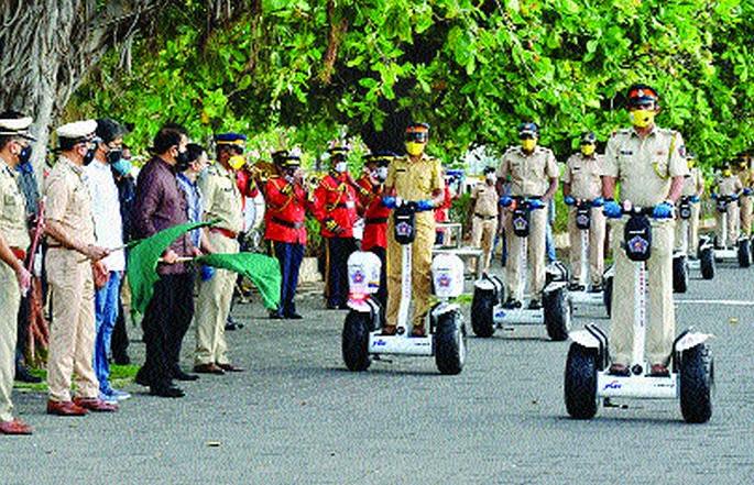 50 'Segway' filed in Mumbai Police Force | मुंबई पोलीस दलात ५० ‘सेगवे’ दाखल 50 'Segway' filed in Mumbai Police Force | मुंबई पोलीस दलात ५० ‘सेगवे’ दाखल