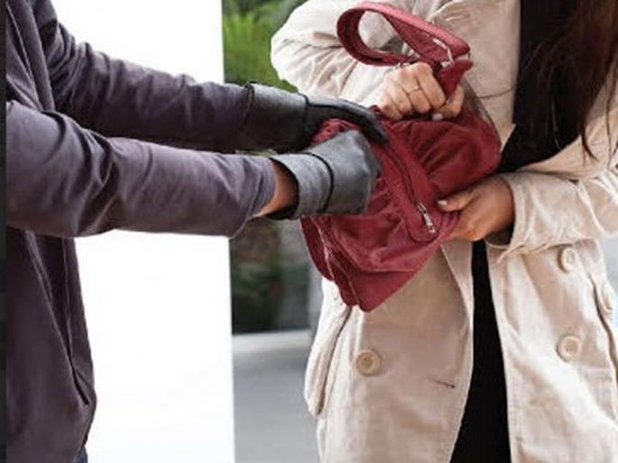 Satara: thief snatched woman's purse and fell on head, injured but fled | Satara Crime news: सातारा: महिलेची पर्स हिसकावली अन् चोरटा तोल जाऊन डोक्यावर पडला Satara: thief snatched woman's purse and fell on head, injured but fled | Satara Crime news: सातारा: महिलेची पर्स हिसकावली अन् चोरटा तोल जाऊन डोक्यावर पडला