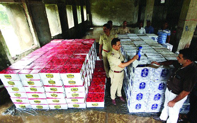 Printed on Godown kept in the madrassa MIDC | एमआयडीसीमध्ये मद्यसाठा ठेवलेल्या गोडाऊनवर छापा