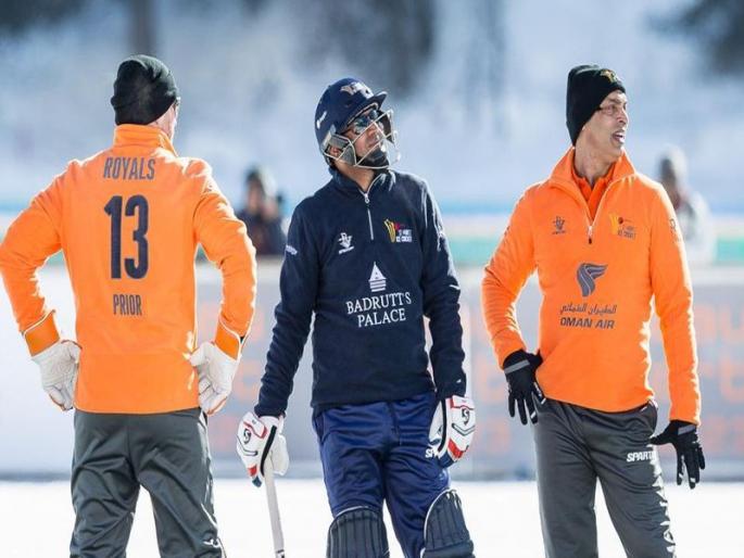 Cricket match on Lake Liverpool in Switzerland; Sehwag got rid of Afridi's team | स्वित्झर्लंडमध्ये गोठलेल्या तलावावर रंगला क्रिकेटचा सामना; सेहवागने आफ्रिदीच्या संघाला चोपले