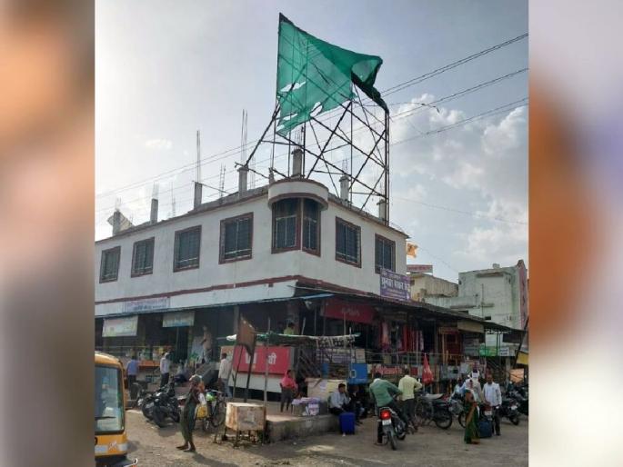 Went up to advertise and got electrocuted | जाहिरात लावायला चढला अन् करंट लागून पडला Went up to advertise and got electrocuted | जाहिरात लावायला चढला अन् करंट लागून पडला