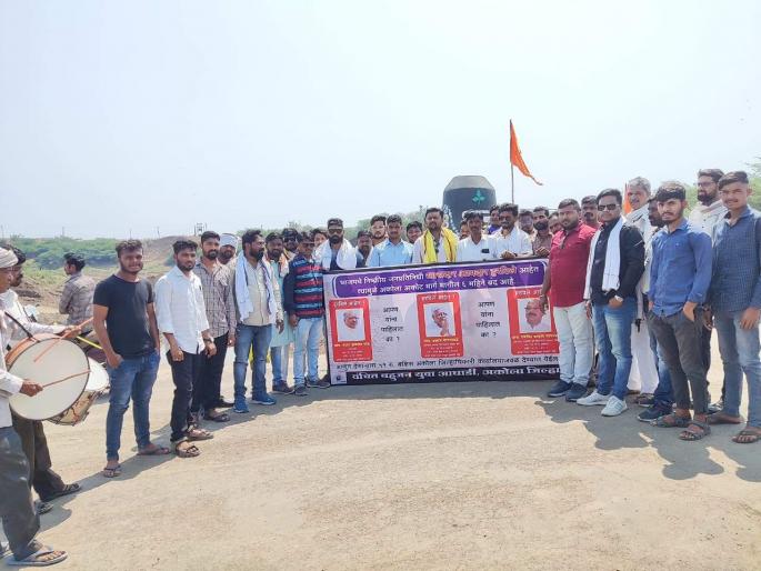 Gandhigram-Akot road closed from six months; Vanchit Yuva Aghadi protested | सहा महिन्यांपासून गांधीग्राम-अकोट मार्ग बंद; वंचित युवा आघाडीने केला निषेध Gandhigram-Akot road closed from six months; Vanchit Yuva Aghadi protested | सहा महिन्यांपासून गांधीग्राम-अकोट मार्ग बंद; वंचित युवा आघाडीने केला निषेध