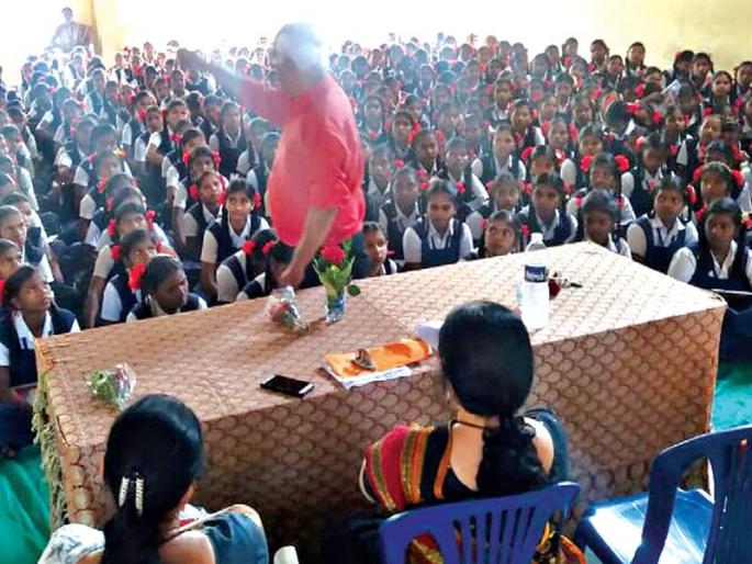 Lessons of safety on Board students | बोर्डीतील विद्यार्थिनींना सुरक्षिततेचे धडे Lessons of safety on Board students | बोर्डीतील विद्यार्थिनींना सुरक्षिततेचे धडे