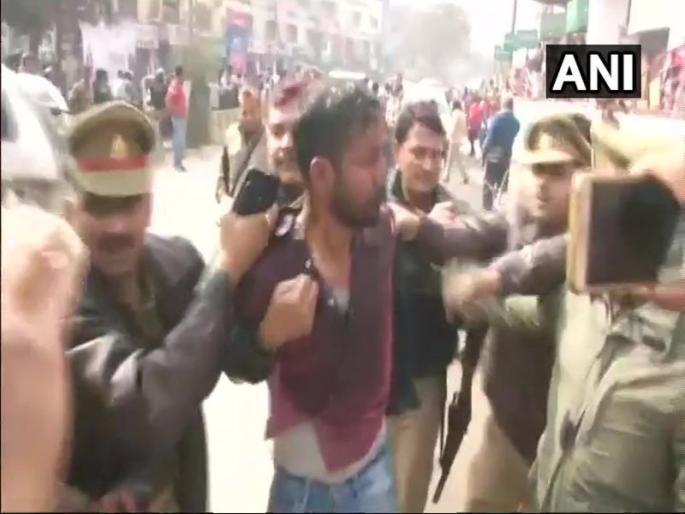 Padmaavat Controversy: Man tries to self immolate outside a cinema hall in Varanasi | Padmaavat Controversy : वाराणसीत सिनेमागृहाबाहेर तरुणाचा आत्मदहनाचा प्रयत्न Padmaavat Controversy: Man tries to self immolate outside a cinema hall in Varanasi | Padmaavat Controversy : वाराणसीत सिनेमागृहाबाहेर तरुणाचा आत्मदहनाचा प्रयत्न