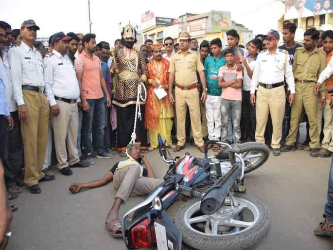'Selfie with Yamraj'; A unique initiative of the city traffic branch in Hingoli | ‘सेल्फी विथ यमराज’; हिंगोलीत शहर वाहतूक शाखेचा अनोखा उपक्रम 'Selfie with Yamraj'; A unique initiative of the city traffic branch in Hingoli | ‘सेल्फी विथ यमराज’; हिंगोलीत शहर वाहतूक शाखेचा अनोखा उपक्रम
