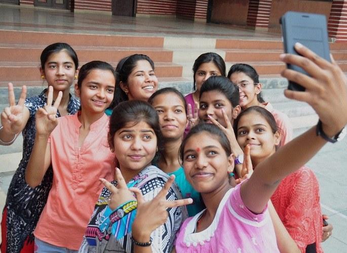 Best camera phone for air selfies for youngsters .. Memory favorites with the highest RAM of young | तरुणींना हवा सेल्फीसाठी बेस्ट कॅमेरा फोन.. तरुणांची सर्वाधिक रॅमसह मेमरीला पसंती Best camera phone for air selfies for youngsters .. Memory favorites with the highest RAM of young | तरुणींना हवा सेल्फीसाठी बेस्ट कॅमेरा फोन.. तरुणांची सर्वाधिक रॅमसह मेमरीला पसंती