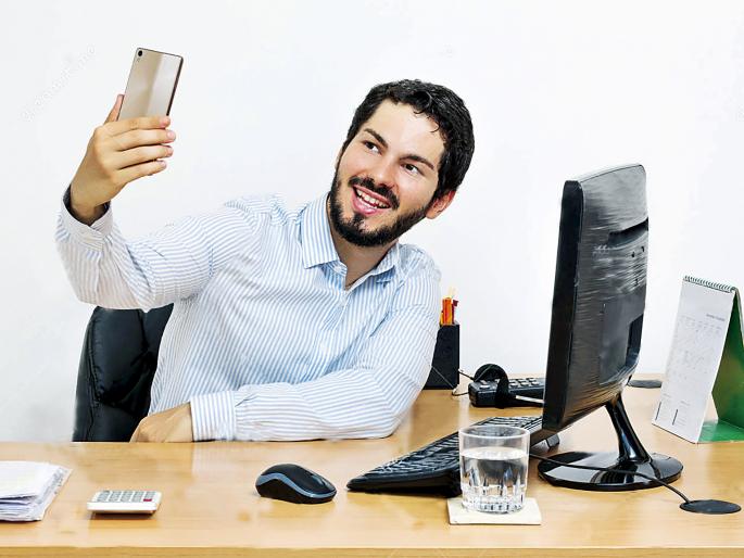 Article on 'Selfie Attendance' for seniors who didnt work | कामचुकारपणा करू पाहणाऱ्या वरिष्ठांसाठीही ‘सेल्फी हजेरी’!