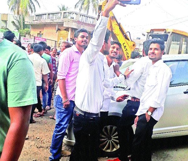 Yelp's 'Selfie With JCB' after the Accident-Citizen's Fear | अपघातानंतर तरुणाईचा ‘सेल्फी विथ जेसीबी’-काळजाचा थरकाप उडणाऱ्या घटनेने नागरिक भयभीत Yelp's 'Selfie With JCB' after the Accident-Citizen's Fear | अपघातानंतर तरुणाईचा ‘सेल्फी विथ जेसीबी’-काळजाचा थरकाप उडणाऱ्या घटनेने नागरिक भयभीत