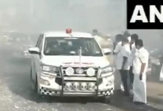 tamil nadu minister sellur raju recovered from coronavirus aiadmk workers welcomed | मंत्र्यांची कोरोनावर मात, पण स्वागतावेळी कार्यकर्त्यांकडून सोशल डिस्टन्सिंगचा फज्जा