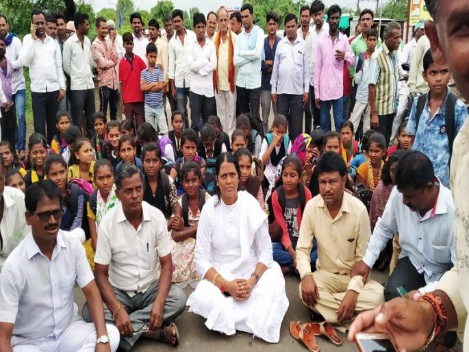 Due to lack of timely buses, students' rastaroko on Parabhani route | वेळेवर बस येत नसल्याने टाकळी पाटीवर विद्यार्थ्यांचा रास्ता रोको Due to lack of timely buses, students' rastaroko on Parabhani route | वेळेवर बस येत नसल्याने टाकळी पाटीवर विद्यार्थ्यांचा रास्ता रोको