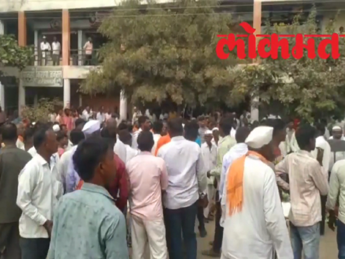 Shinde - Thackeray groups clash over '50 boxes...ekdam Ok' slogan; come Tension after showing black flags to MLA Ramesh Bornare | '५० खोके...' घोषणाबाजीनंतर शिंदे - ठाकरे गट भिडले; आ. बोरनारेंना काळे झेंडे दाखवल्याने तणाव Shinde - Thackeray groups clash over '50 boxes...ekdam Ok' slogan; come Tension after showing black flags to MLA Ramesh Bornare | '५० खोके...' घोषणाबाजीनंतर शिंदे - ठाकरे गट भिडले; आ. बोरनारेंना काळे झेंडे दाखवल्याने तणाव