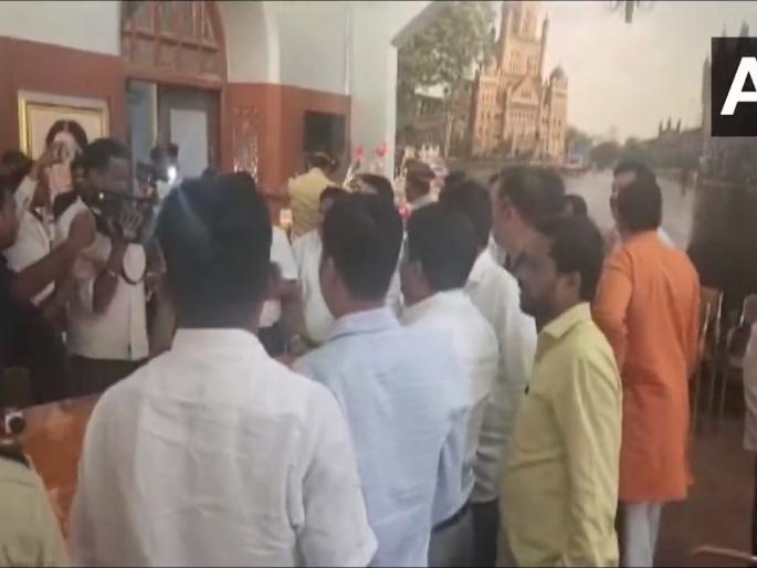 thackeray group and shinde group clashes in bmc then maharashtra winter session 2022 politics and its impact in the future | २०२२ मध्ये फाटाफूट, तोडफोड, राडे!... २०२३ मध्येही हेच होणार!... वाचा (राज)कारण thackeray group and shinde group clashes in bmc then maharashtra winter session 2022 politics and its impact in the future | २०२२ मध्ये फाटाफूट, तोडफोड, राडे!... २०२३ मध्येही हेच होणार!... वाचा (राज)कारण