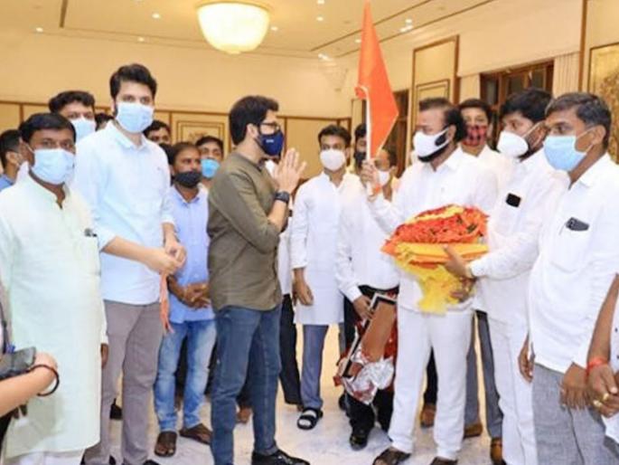 aditya thackeray tied Shivbandhan to many bjp office bearers and activist who enter in shiv sena | BJP ला मोठे खिंडार! आदित्य ठाकरेंनी अनेक पदाधिकारी, कार्यकर्त्यांना बांधले शिवबंधन, सेनेचा वचपा aditya thackeray tied Shivbandhan to many bjp office bearers and activist who enter in shiv sena | BJP ला मोठे खिंडार! आदित्य ठाकरेंनी अनेक पदाधिकारी, कार्यकर्त्यांना बांधले शिवबंधन, सेनेचा वचपा