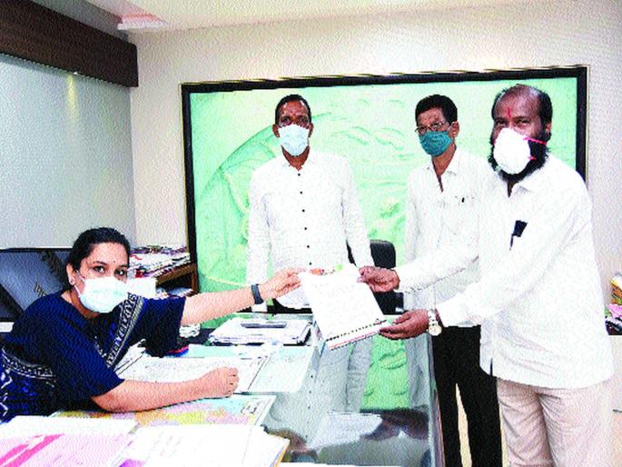 Shiv Sena MLAs stuck in Katri; The damage was avoided by the protesters | शिवसेनेचे आमदार अडकले कात्रीत; आंदोलकांना टाळून केली नुकसानीची पहाणी Shiv Sena MLAs stuck in Katri; The damage was avoided by the protesters | शिवसेनेचे आमदार अडकले कात्रीत; आंदोलकांना टाळून केली नुकसानीची पहाणी