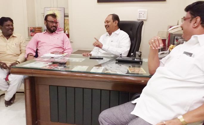 The 'ego' of the Shiv Sena workers was over ... now the confidence of the young man was broken | शिवसेना कार्यकर्त्यांचा ‘इगो’ संपला...आता युवा सेनेचा ‘विश्वास’ अडला The 'ego' of the Shiv Sena workers was over ... now the confidence of the young man was broken | शिवसेना कार्यकर्त्यांचा ‘इगो’ संपला...आता युवा सेनेचा ‘विश्वास’ अडला