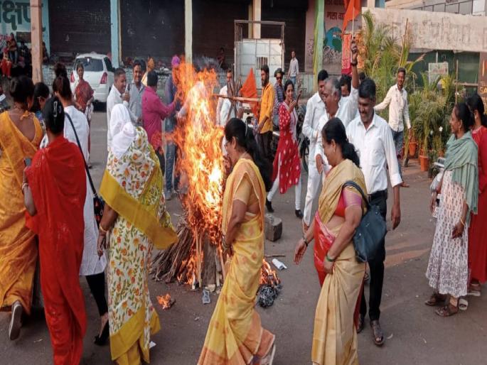 Shiv Sena Thackeray faction has created a holi of inflation and treachery in Sangli | शिवसेना ठाकरे गटाकडून सांगलीत महागाई आणि गद्दारीची होळी Shiv Sena Thackeray faction has created a holi of inflation and treachery in Sangli | शिवसेना ठाकरे गटाकडून सांगलीत महागाई आणि गद्दारीची होळी