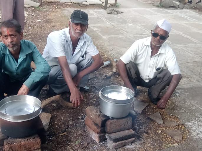 Time to dine at the lepers at Sheda Park | शेंडा पार्क येथील कुष्ठपिडितावर आली स्वतः जेवण करण्याची वेळ Time to dine at the lepers at Sheda Park | शेंडा पार्क येथील कुष्ठपिडितावर आली स्वतः जेवण करण्याची वेळ