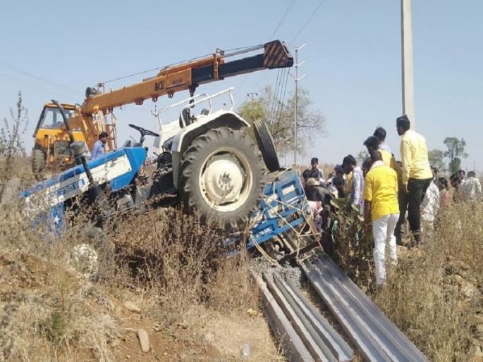 Divine only! Success in rescuing the lives of three laborers buried under heavy iron pillars with trolley | केवळ दैव बलवत्तर ! ट्रॉलीसह अवजड लोखंडी खांबांखाली दबलेल्या तीन मजुरांचे प्राण वाचविण्यात यश Divine only! Success in rescuing the lives of three laborers buried under heavy iron pillars with trolley | केवळ दैव बलवत्तर ! ट्रॉलीसह अवजड लोखंडी खांबांखाली दबलेल्या तीन मजुरांचे प्राण वाचविण्यात यश