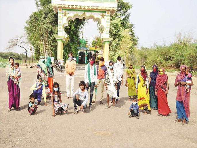 Lockdown blow: loses work due to Sarpanch's pressure, contractor leaves in the Hingoli | लॉकडाऊनचा फटका : सरपंचाने काम हिरावले, कंत्राटदाराने वाऱ्यावर सोडले