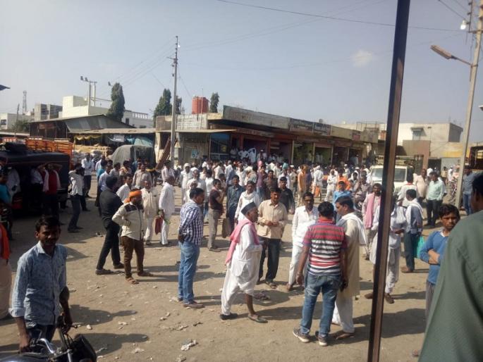 The protest against e-NAM in Sengaon by the traders | सेनगावात ई-नामला विरोध करत व्यापाऱ्यांनी केला मोंढा बंद The protest against e-NAM in Sengaon by the traders | सेनगावात ई-नामला विरोध करत व्यापाऱ्यांनी केला मोंढा बंद