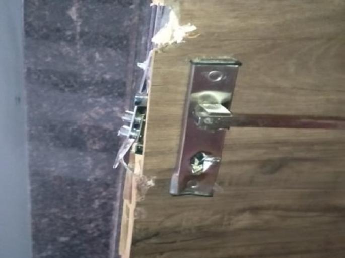 Traders' homes burst in Sengaon; 9 lakhs looted | सेनगावात व्यापाऱ्यांचे घर फोडले; ९ लाखाचा ऐवज लंपास Traders' homes burst in Sengaon; 9 lakhs looted | सेनगावात व्यापाऱ्यांचे घर फोडले; ९ लाखाचा ऐवज लंपास