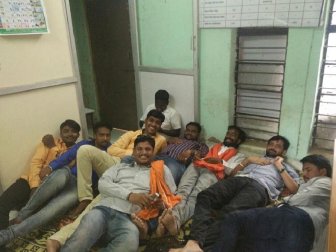 Due to the lightning shutdown in Sengav, Shiv Sena's sleeping movement in the office of Mahavitaran | सेनगावात वीजेच्या लपंडावामुळे महावितरण कार्यालयात शिवसेनेचे निद्रा आंदोलन Due to the lightning shutdown in Sengav, Shiv Sena's sleeping movement in the office of Mahavitaran | सेनगावात वीजेच्या लपंडावामुळे महावितरण कार्यालयात शिवसेनेचे निद्रा आंदोलन