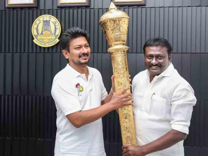 Earlier, there was opposition during the installation in Parliament, now 'Sengol' was seen in Udayanidhi's hands | आधी संसदेत बसवताना केला होता विरोध, आता उदयनिधी यांच्या हातातच 'सेंगोल' दिसले