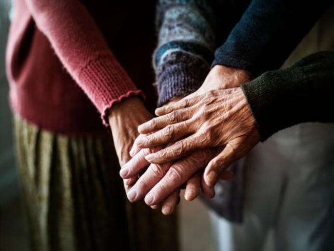 The husband was shocked to see his wife's body, sat in a corner and within an hour... | पत्नीचा मृतदेह पाहून पतीला बसला धक्का, एका कोपऱ्यात बसला आणि तासाभरातच... The husband was shocked to see his wife's body, sat in a corner and within an hour... | पत्नीचा मृतदेह पाहून पतीला बसला धक्का, एका कोपऱ्यात बसला आणि तासाभरातच...