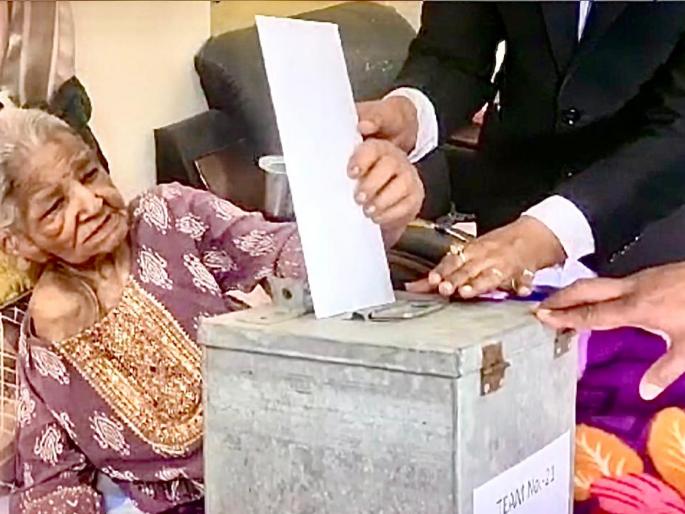 elderly voters were also overwhelmed by being able to vote at home in nagpur lok sabha election 2024 | घरीच मतदान करता आल्याने वयोवृद्ध मतदारही भारावले elderly voters were also overwhelmed by being able to vote at home in nagpur lok sabha election 2024 | घरीच मतदान करता आल्याने वयोवृद्ध मतदारही भारावले