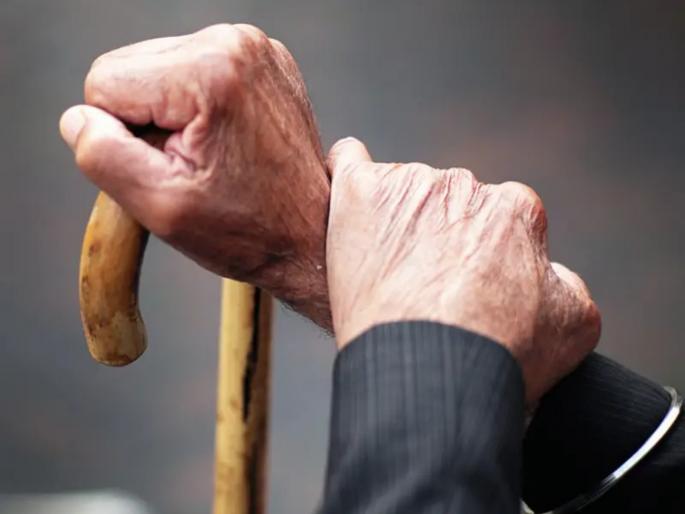 A young man who was kept for welfare tied up an elderly man robbed him of 32 thousand by threatening to kill him | सुश्रुषेसाठी ठेवलेल्या तरुणाने ज्येष्ठाला बांधून ठेवले; मारण्याची धमकी देऊन ३२ हजारांना लुटले A young man who was kept for welfare tied up an elderly man robbed him of 32 thousand by threatening to kill him | सुश्रुषेसाठी ठेवलेल्या तरुणाने ज्येष्ठाला बांधून ठेवले; मारण्याची धमकी देऊन ३२ हजारांना लुटले