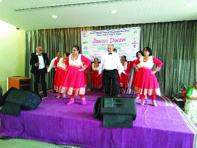 Songs, dance, singing with granddaughter | गाणी, डान्स, एकपात्रीतून आजीआजोबांनी उडवली धम्माल Songs, dance, singing with granddaughter | गाणी, डान्स, एकपात्रीतून आजीआजोबांनी उडवली धम्माल