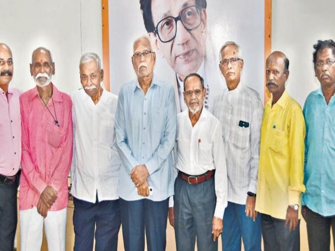 Army of senior Shiv Sainiks in the fray for Uddhav Thackeray Shiv Sena; Verification of voter list for elections also | ज्येष्ठ शिवसैनिकांची फौज उद्धवसेनेसाठी मैदानात; निवडणुकीसाठी मतदार यादीचीही पडताळणी Army of senior Shiv Sainiks in the fray for Uddhav Thackeray Shiv Sena; Verification of voter list for elections also | ज्येष्ठ शिवसैनिकांची फौज उद्धवसेनेसाठी मैदानात; निवडणुकीसाठी मतदार यादीचीही पडताळणी