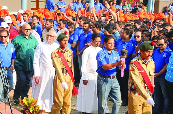 Steeping of old memories in St. Xavier's Kolhapur: Diamond Festival celebrates | कोल्हापूर सेंट झेव्हिअर्समध्ये जुन्या आठवणींचा दरवळ : हीरक महोत्सव दिमाखात Steeping of old memories in St. Xavier's Kolhapur: Diamond Festival celebrates | कोल्हापूर सेंट झेव्हिअर्समध्ये जुन्या आठवणींचा दरवळ : हीरक महोत्सव दिमाखात