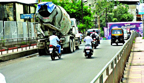 heavy vehicles still continues on danger bridge | अवजड वाहनांची वाहतूक अजूनही सुरूच heavy vehicles still continues on danger bridge | अवजड वाहनांची वाहतूक अजूनही सुरूच