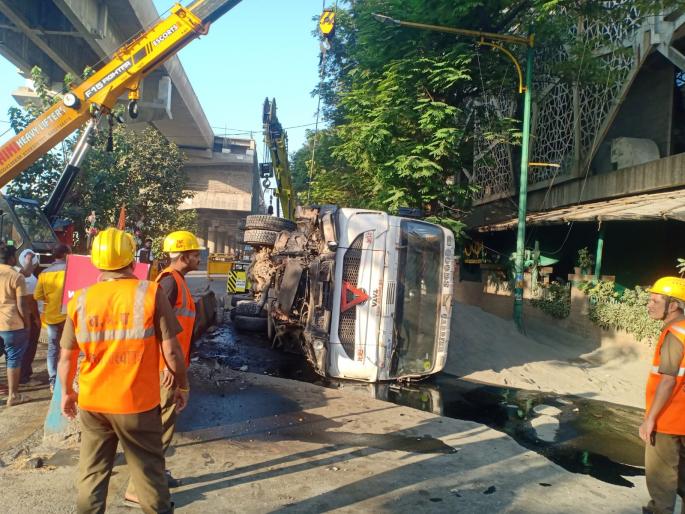 Thane: A truck carrying sand overturned, the service road was closed for two hours | ठाणे : वाळू असलेला ट्रक उलटला, दोन तास सर्व्हिस रोड झाला बंद Thane: A truck carrying sand overturned, the service road was closed for two hours | ठाणे : वाळू असलेला ट्रक उलटला, दोन तास सर्व्हिस रोड झाला बंद