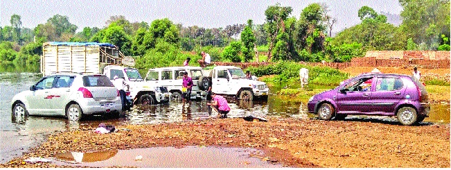 Not the Koyna River .. Serving Center: Vehicle Rugs for Washing, Oil, Grease, Water Pollution | कोयना नदी नव्हे.. सर्व्हिसिंग सेंटर : धुलाईसाठी वाहनांच्या रांगा ,आॅईल, ग्रीसमुळे होतेय जलप्रदूषण Not the Koyna River .. Serving Center: Vehicle Rugs for Washing, Oil, Grease, Water Pollution | कोयना नदी नव्हे.. सर्व्हिसिंग सेंटर : धुलाईसाठी वाहनांच्या रांगा ,आॅईल, ग्रीसमुळे होतेय जलप्रदूषण