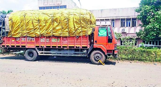 Fake receipt of cess; Chili truck seized in Kalamanya | सेसची बनावट पावती; कळमन्यात मिरचीचा ट्रक जप्त Fake receipt of cess; Chili truck seized in Kalamanya | सेसची बनावट पावती; कळमन्यात मिरचीचा ट्रक जप्त