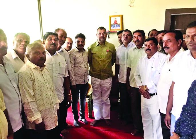 Dismissed 'Cess' outside Market Committee: Demand for business of Gadchalj, Satabhau Khot meeting in Islampur | बाजार समितीबाहेरील ‘सेस’ रद्द करा : गडहिंग्लजच्या व्यापाºयांची मागणी, इस्लामपुरात सदाभाऊ खोत यांची भेट Dismissed 'Cess' outside Market Committee: Demand for business of Gadchalj, Satabhau Khot meeting in Islampur | बाजार समितीबाहेरील ‘सेस’ रद्द करा : गडहिंग्लजच्या व्यापाºयांची मागणी, इस्लामपुरात सदाभाऊ खोत यांची भेट