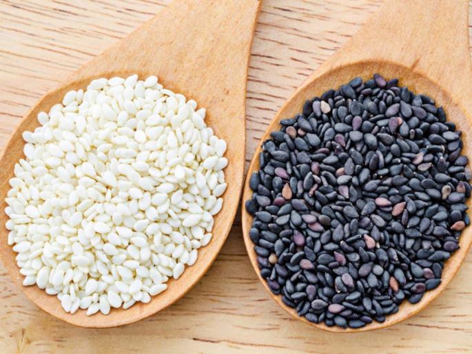 Black or white sesame seeds which is better and healthy to eat in winter | काळे की पांढरे? हिवाळ्यात कोणते तीळ आरोग्यासाठी जास्त फायदेशीर असतात? Black or white sesame seeds which is better and healthy to eat in winter | काळे की पांढरे? हिवाळ्यात कोणते तीळ आरोग्यासाठी जास्त फायदेशीर असतात?