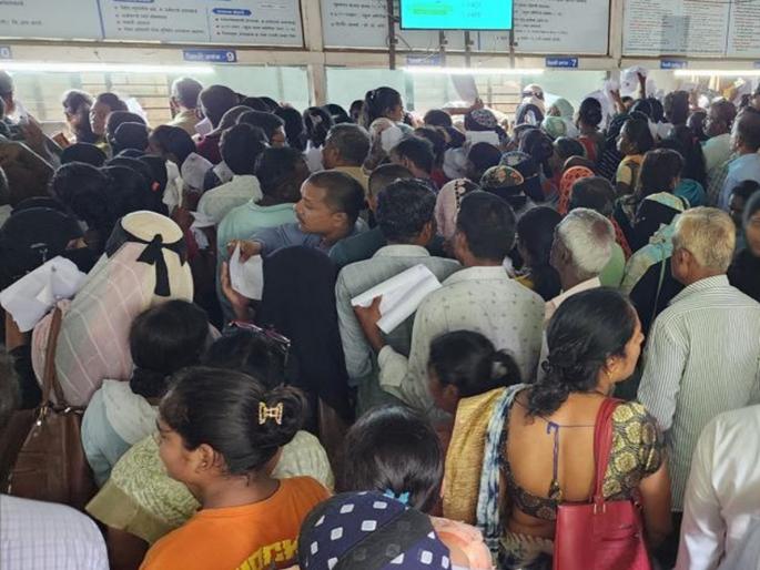 Increased age for free tickets in buses; Now the crowd on the bridge to reduce for 'Ladaki Baheen' | बसमध्ये मोफत प्रवासासाठी वय वाढविले; आता ‘लाडकी बहीण’साठी कमी करण्यास गर्दी Increased age for free tickets in buses; Now the crowd on the bridge to reduce for 'Ladaki Baheen' | बसमध्ये मोफत प्रवासासाठी वय वाढविले; आता ‘लाडकी बहीण’साठी कमी करण्यास गर्दी